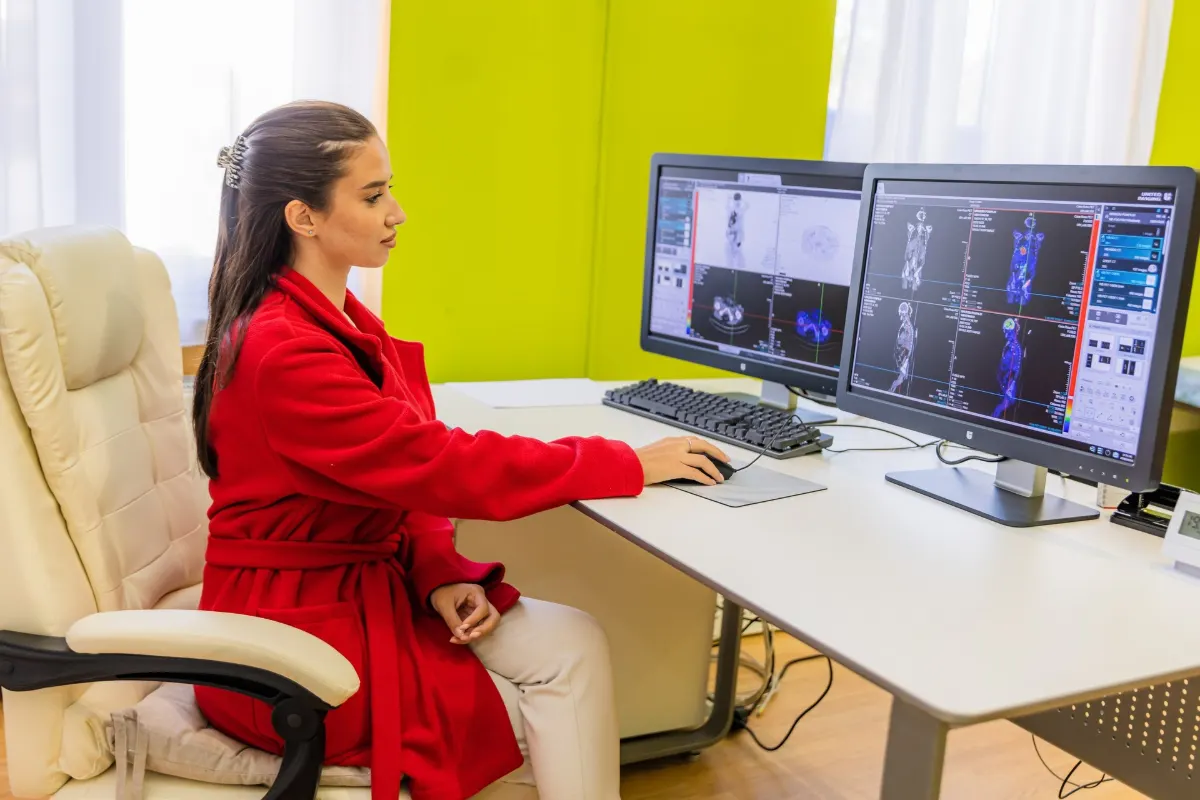Imagini PET/CT afisate pe statia de procesare a centrului din Seini